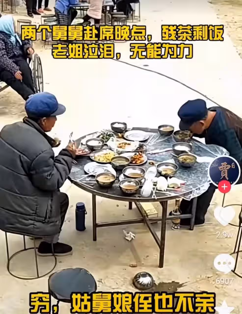 舅舅去外甥家吃席，外甥的態度令其母落淚，網友：人生薄涼啊！