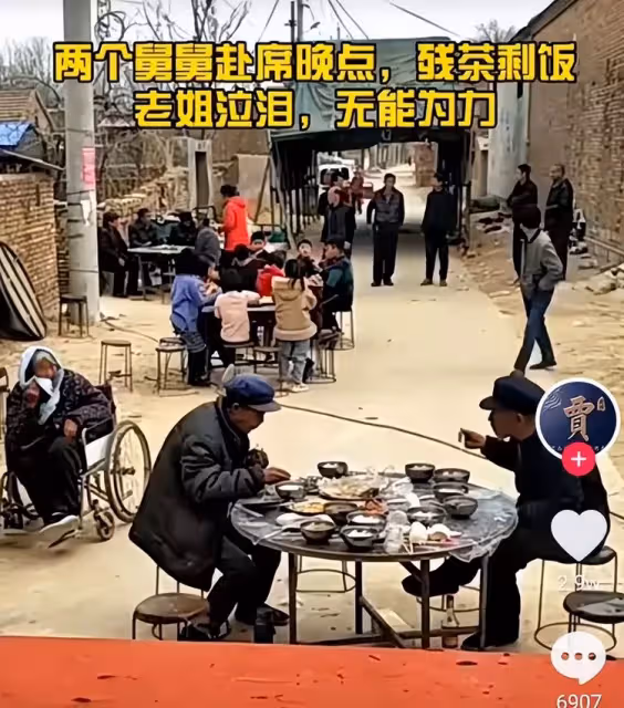 舅舅去外甥家吃席，外甥的態度令其母落淚，網友：人生薄涼啊！