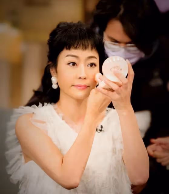罹胃癌熬8次化療！47歲女星嘆「又再穿上手術衣」：作戰了　淚抗病魔「被5症狀圍攻」身心崩潰