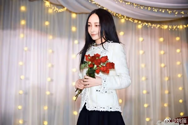 已婚玩很大！最強小三女星「深夜帶男人回家」摸腿過夜全被拍　老公也出軌「夫妻各玩各的」私下超精彩