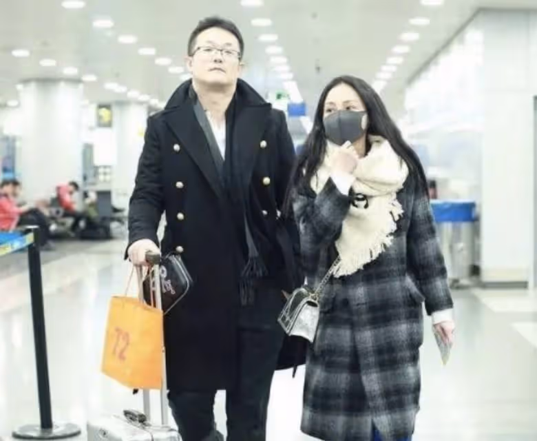 已婚玩很大！最強小三女星「深夜帶男人回家」摸腿過夜全被拍　老公也出軌「夫妻各玩各的」私下超精彩
