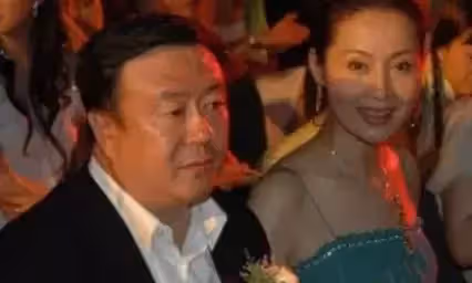 為成名插足導演婚姻！成功上位卻「19年拒生子」　前夫另娶小30歲嬌妻後「容貌變化大到認不出」