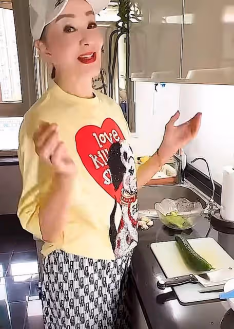 夏台鳳與小25歲老公上海隔離,用蔥換鄰居乳鴿牛肉,稱感動到快哭