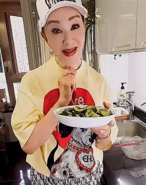 夏台鳳與小25歲老公上海隔離,用蔥換鄰居乳鴿牛肉,稱感動到快哭