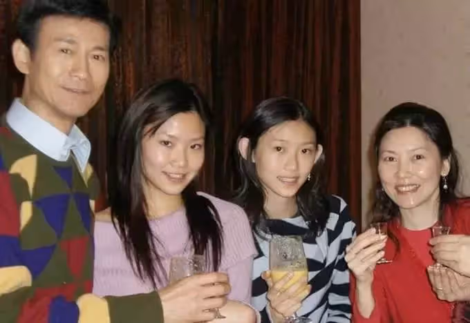 鄭少秋4個女兒近照罕曝光,30嵗鄭詠恩性感漂亮,長女鄭安儀斯文清秀,麼女鄭詠曦低調溫柔,網友:秋官好福氣