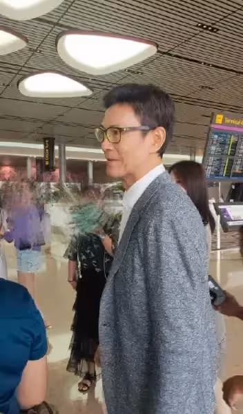 鄭少秋4個女兒近照罕曝光,30嵗鄭詠恩性感漂亮,長女鄭安儀斯文清秀,麼女鄭詠曦低調溫柔,網友:秋官好福氣