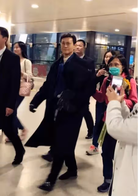 鄭少秋4個女兒近照罕曝光,30嵗鄭詠恩性感漂亮,長女鄭安儀斯文清秀,麼女鄭詠曦低調溫柔,網友:秋官好福氣