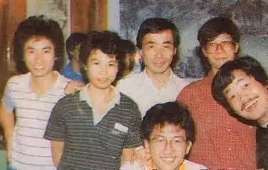 71歲「漫畫教父」黃玉郎近況曝光!老當益壯70歲再得一子,2任太太3任女友皆國色天香,唯憾三仔黃英梁21歲智力僅1歲