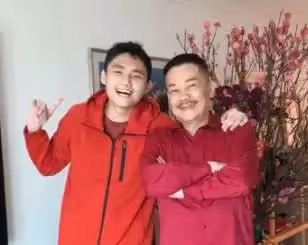 71歲「漫畫教父」黃玉郎近況曝光！老當益壯70歲再得一子，2任太太3任女友皆國色天香，唯憾三仔黃英梁21歲智力僅1歲