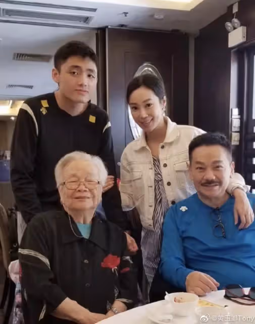 71歲「漫畫教父」黃玉郎近況曝光！老當益壯70歲再得一子，2任太太3任女友皆國色天香，唯憾三仔黃英梁21歲智力僅1歲