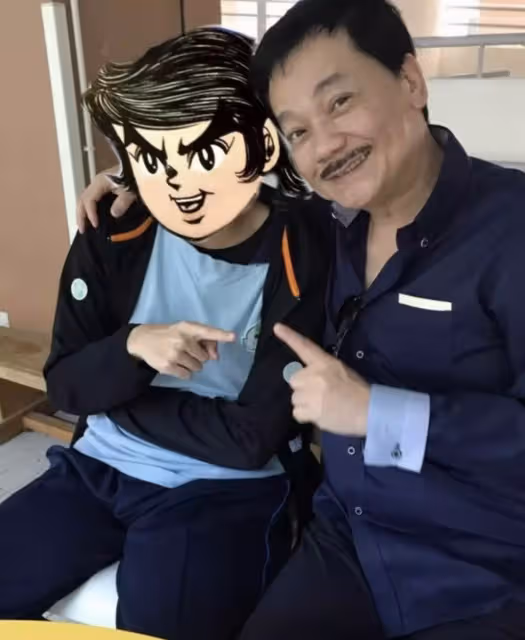 71歲「漫畫教父」黃玉郎近況曝光！老當益壯70歲再得一子，2任太太3任女友皆國色天香，唯憾三仔黃英梁21歲智力僅1歲