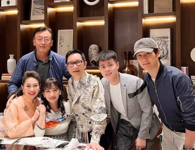 趙雅芝攜子回內地，隔離結束後吃豪華大餐，兒子打扮樸素難掩帥氣