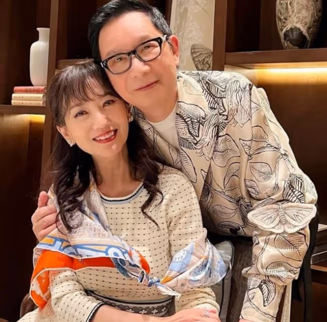 趙雅芝攜子回內地，隔離結束後吃豪華大餐，兒子打扮樸素難掩帥氣