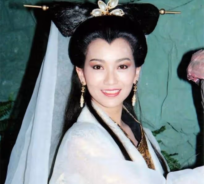 趙雅芝攜子回內地,隔離結束後吃豪華大餐,兒子打扮樸素難掩帥氣