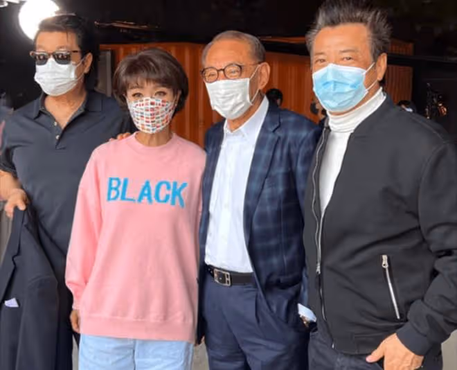 趙雅芝攜子回內地,隔離結束後吃豪華大餐,兒子打扮樸素難掩帥氣