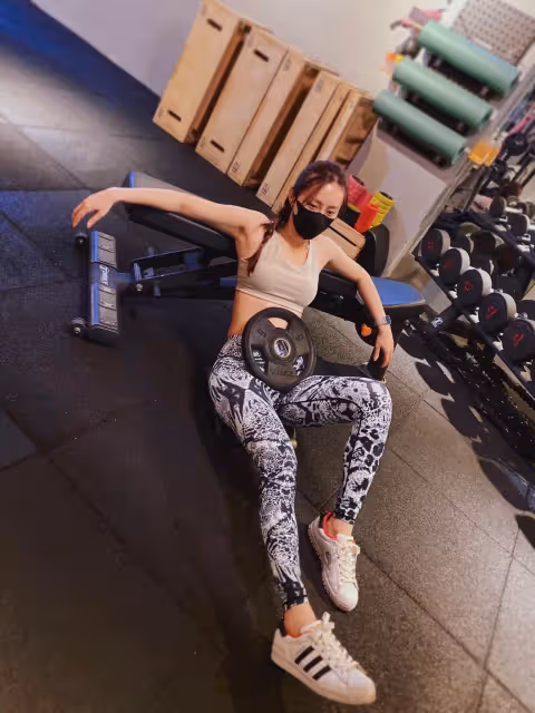 產後好難瘦!35歲女星「肚子大到撐破褲子」被經紀人狂嫌 吐鏟肉辛酸史「成功瘦成女神」媽媽變姊姊❤️