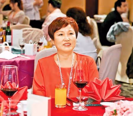 分開前妻30年!張菲坦言「兩人相處像家人」參與家族大事 媳婦笑曝光「公婆私下互動」