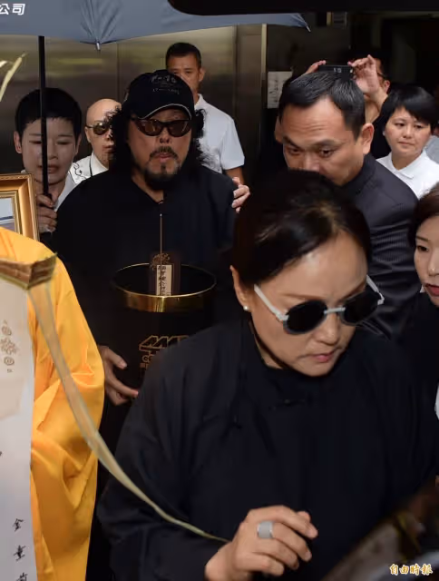分開前妻30年!張菲坦言「兩人相處像家人」參與家族大事 媳婦笑曝光「公婆私下互動」