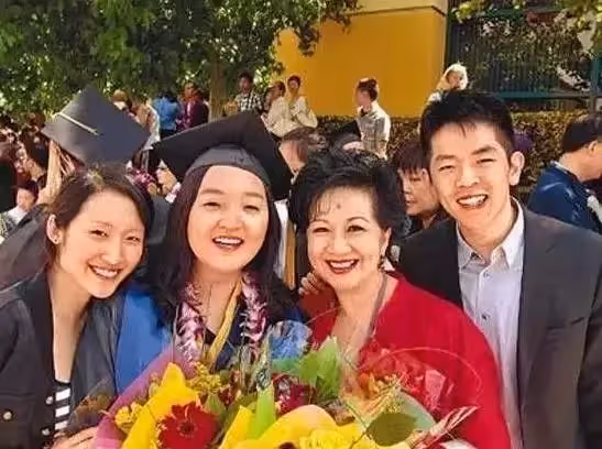 被老公傷害到不想活下去!為3兒女「拚命賺錢複出」突破巔峰成富婆「消失15年前夫」厚臉皮跪求複合