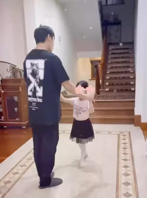 伊能靜曬女兒跳舞,秦昊作伴父女倆配合默契,5歲小米粒氣質出眾,附文道:宅在家裡的日常