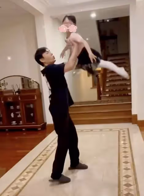 伊能靜曬女兒跳舞,秦昊作伴父女倆配合默契,5歲小米粒氣質出眾,附文道:宅在家裡的日常