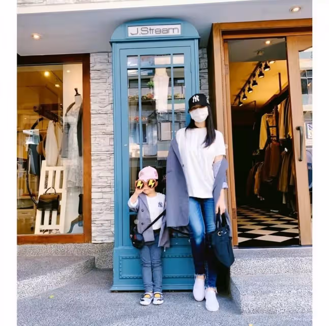伊能靜曬女兒跳舞,秦昊作伴父女倆配合默契,5歲小米粒氣質出眾,附文道:宅在家裡的日常