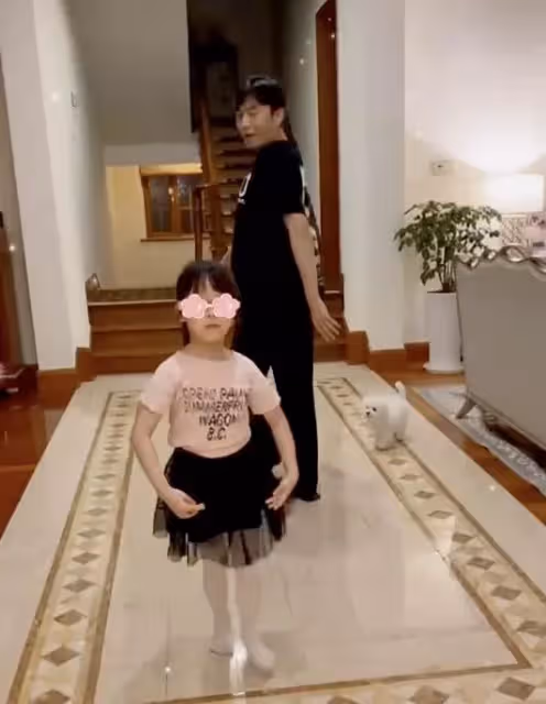 伊能靜曬女兒跳舞,秦昊作伴父女倆配合默契,5歲小米粒氣質出眾,附文道:宅在家裡的日常