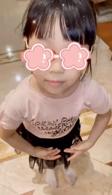 伊能靜曬女兒跳舞,秦昊作伴父女倆配合默契,5歲小米粒氣質出眾,附文道:宅在家裡的日常
