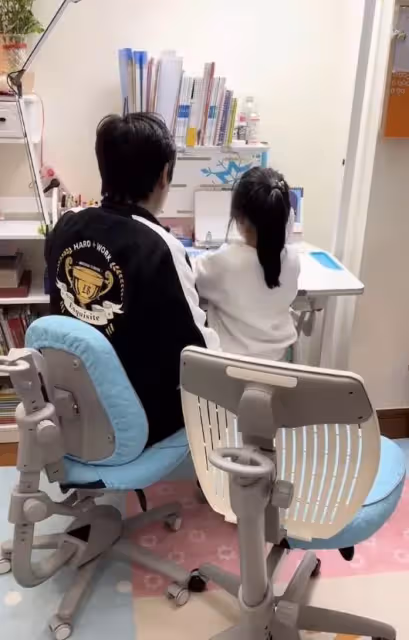 伊能靜曬女兒跳舞,秦昊作伴父女倆配合默契,5歲小米粒氣質出眾,附文道:宅在家裡的日常