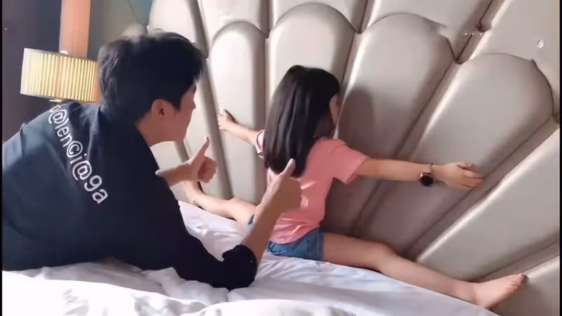 伊能靜曬女兒跳舞,秦昊作伴父女倆配合默契,5歲小米粒氣質出眾,附文道:宅在家裡的日常