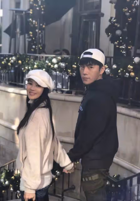 伊能靜曬女兒跳舞,秦昊作伴父女倆配合默契,5歲小米粒氣質出眾,附文道:宅在家裡的日常