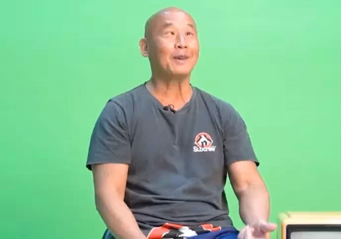 白彪弟弟73歲未婚沒工作，坦言絕對不能病！曾靠鬥雞眼月入十多萬：人生有很多選擇