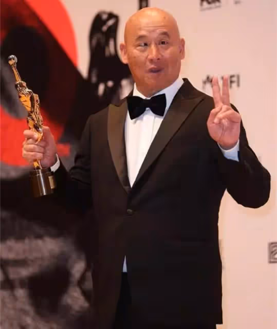 白彪弟弟73歲未婚沒工作，坦言絕對不能病！曾靠鬥雞眼月入十多萬：人生有很多選擇