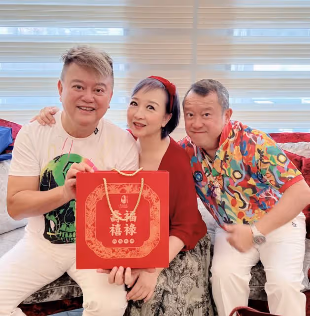 陳百祥妻子開派對慶生，曾志偉與女友人貼面合影，嘟嘴賣萌太親密