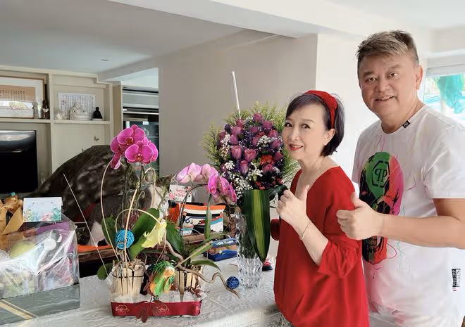 陳百祥妻子開派對慶生，曾志偉與女友人貼面合影，嘟嘴賣萌太親密