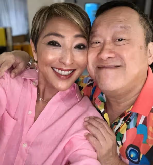 陳百祥妻子開派對慶生，曾志偉與女友人貼面合影，嘟嘴賣萌太親密