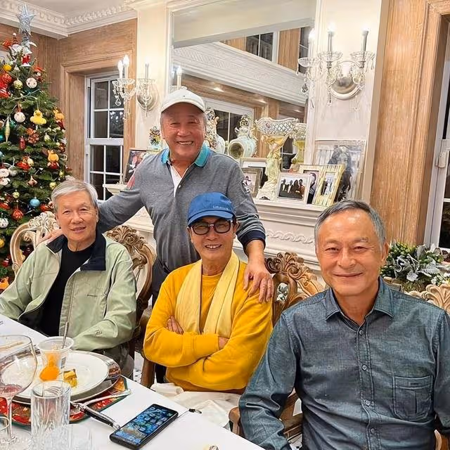 76歲TVB視帝近況曝光，穿著休閒為奶茶店宣傳，傳身家過億已移民