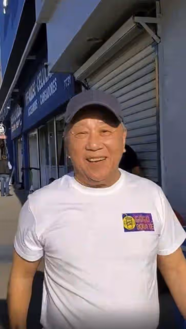 76歲TVB視帝近況曝光，穿著休閒為奶茶店宣傳，傳身家過億已移民