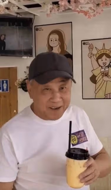 76歲TVB視帝近況曝光，穿著休閒為奶茶店宣傳，傳身家過億已移民
