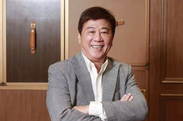 76歲TVB視帝近況曝光，穿著休閒為奶茶店宣傳，傳身家過億已移民