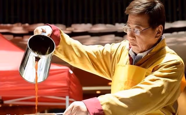 76歲TVB視帝近況曝光，穿著休閒為奶茶店宣傳，傳身家過億已移民