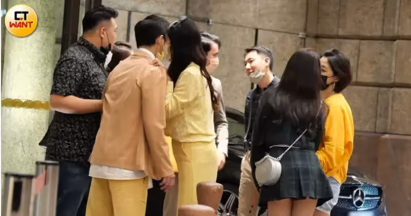 婚內出軌16次!李進良又被目擊「當街摟妹」女兒冷眼站一旁 小禎曾崩潰喊「我沒林鳳嬌偉大」