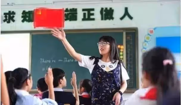 爸爸姓「房」給女兒取名卻受盡委屈:上課舉手老師都不理我 ,老師忙喊冤:不敢點她名