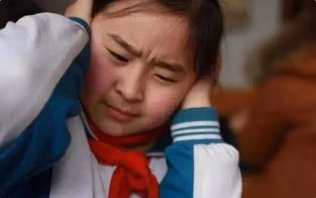 爸爸姓「房」給女兒取名卻受盡委屈:上課舉手老師都不理我 ,老師忙喊冤:不敢點她名