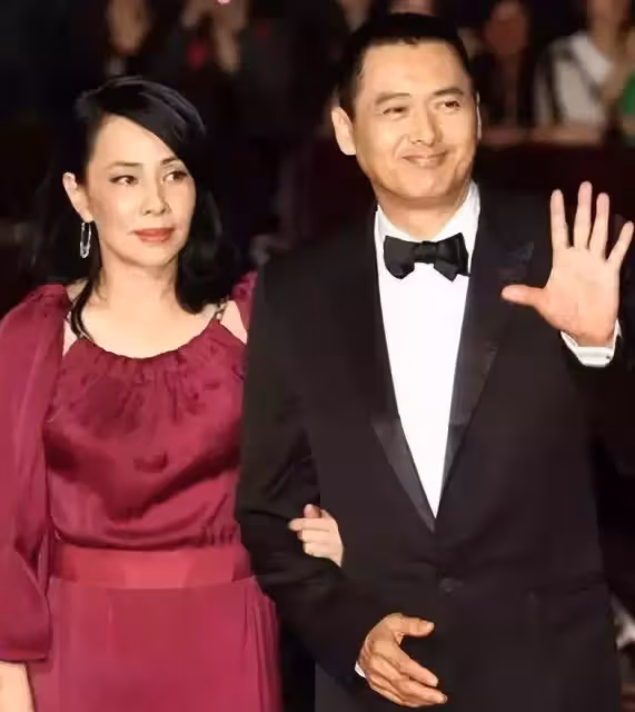 周潤發妻陳薈蓮「素顏外出跑步」超接地氣「不避鏡頭」呈現最自然一面「樸素穿搭」:刻意打扮漂亮比