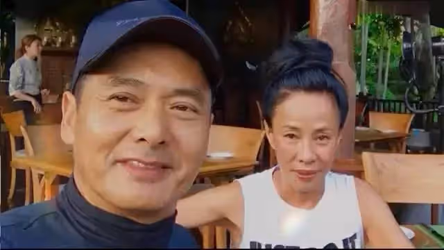 周潤發妻陳薈蓮「素顏外出跑步」超接地氣「不避鏡頭」呈現最自然一面「樸素穿搭」:刻意打扮漂亮比