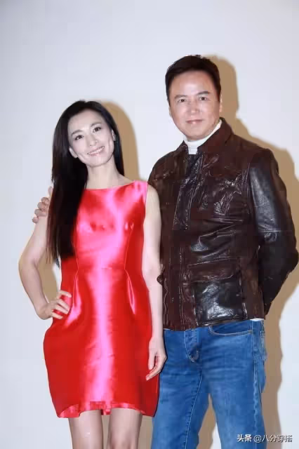 張庭攜林瑞陽現身!身穿玫紅色連衣裙女人味十足,林瑞陽黑髮帥氣現身,終於不像隔輩人了