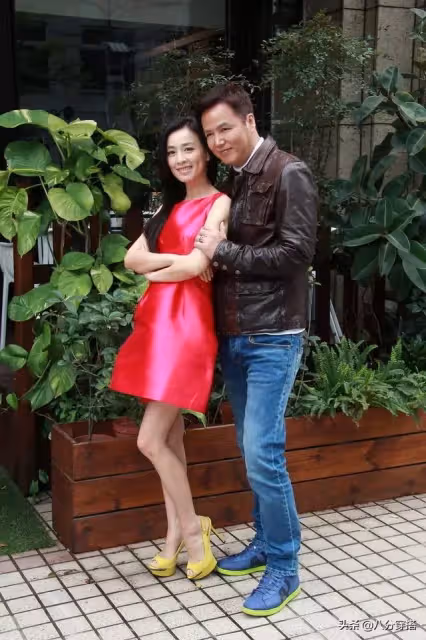 張庭攜林瑞陽現身!身穿玫紅色連衣裙女人味十足,林瑞陽黑髮帥氣現身,終於不像隔輩人了