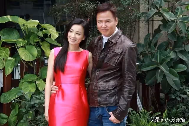 張庭攜林瑞陽現身！身穿玫紅色連衣裙女人味十足，林瑞陽黑髮帥氣現身，終於不像隔輩人了