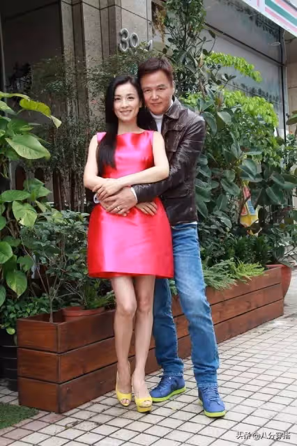 張庭攜林瑞陽現身！身穿玫紅色連衣裙女人味十足，林瑞陽黑髮帥氣現身，終於不像隔輩人了